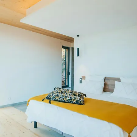 Architect-designed With Pool Near Mountains 拉隆德莱丝莫里斯