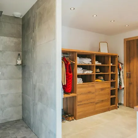 Architect-designed With Pool Near Mountains 度假居 *