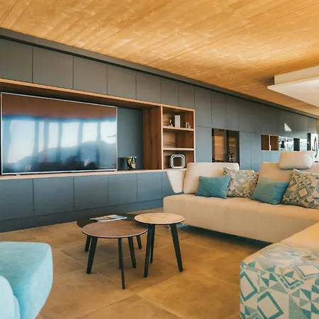 Architect-designed With Pool Near Mountains 度假居 *