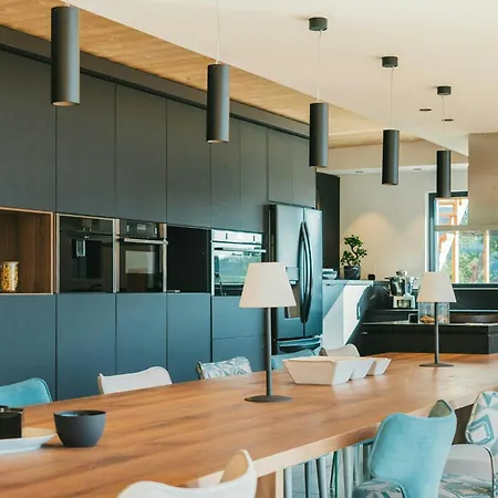 Architect-designed With Pool Near Mountains بيت للعطل