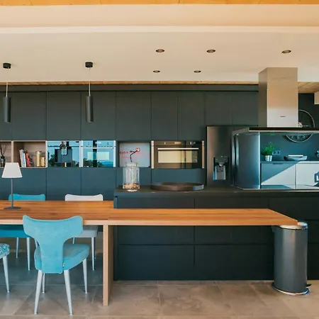 度假居 Architect-designed With Pool Near Mountains