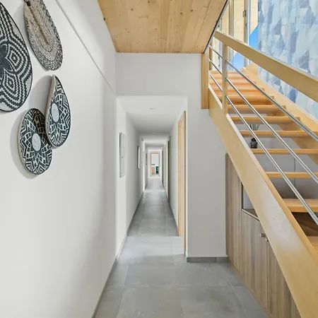 Architect-designed With Pool Near Mountains 拉隆德莱丝莫里斯