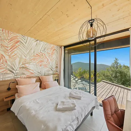 Architect-designed With Pool Near Mountains 度假居 拉隆德莱丝莫里斯