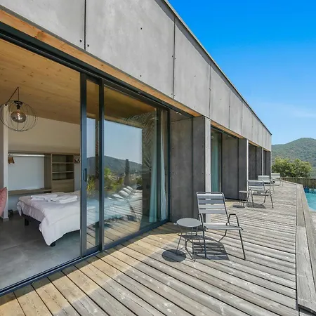 Architect-designed With Pool Near Mountains 度假居 *